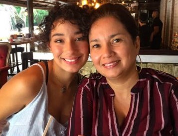 Eileen-Zelaya-cropped UCF student Eileen Zelaya smiles next to her mother